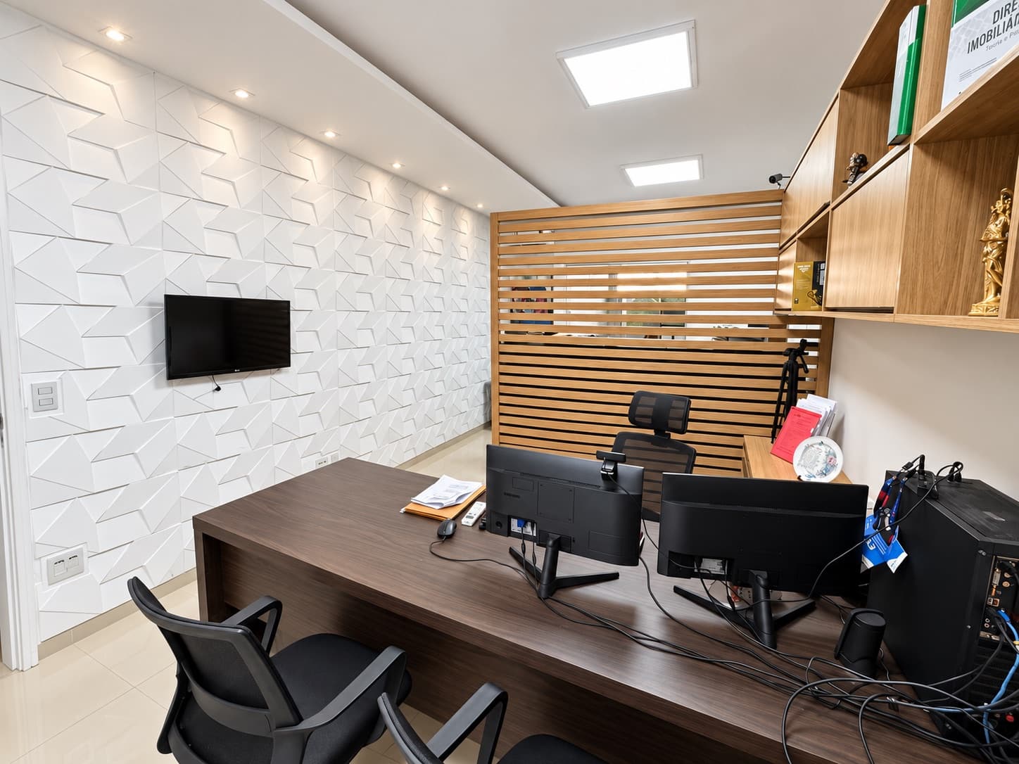 Sala do escritório com parede 3D, mesa de trabalho e divisória em madeira